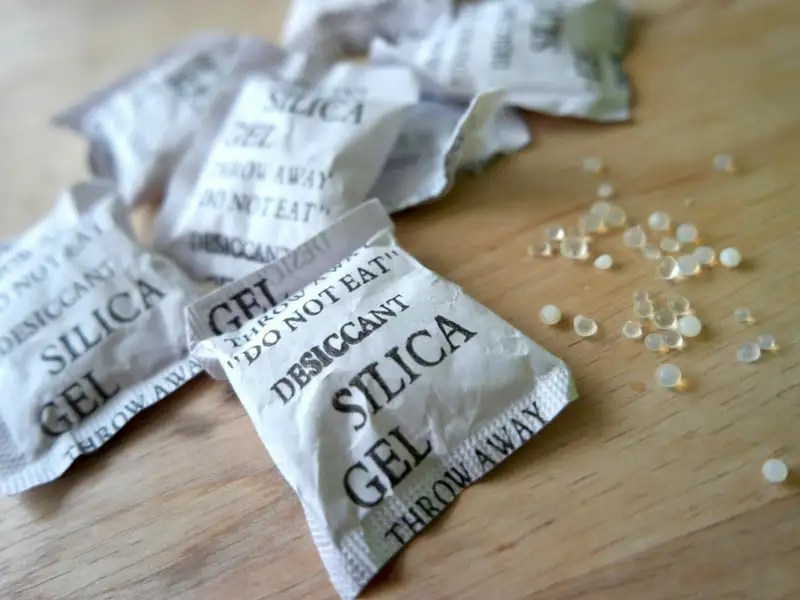 Why you shouldn't throw away the silica gel packs