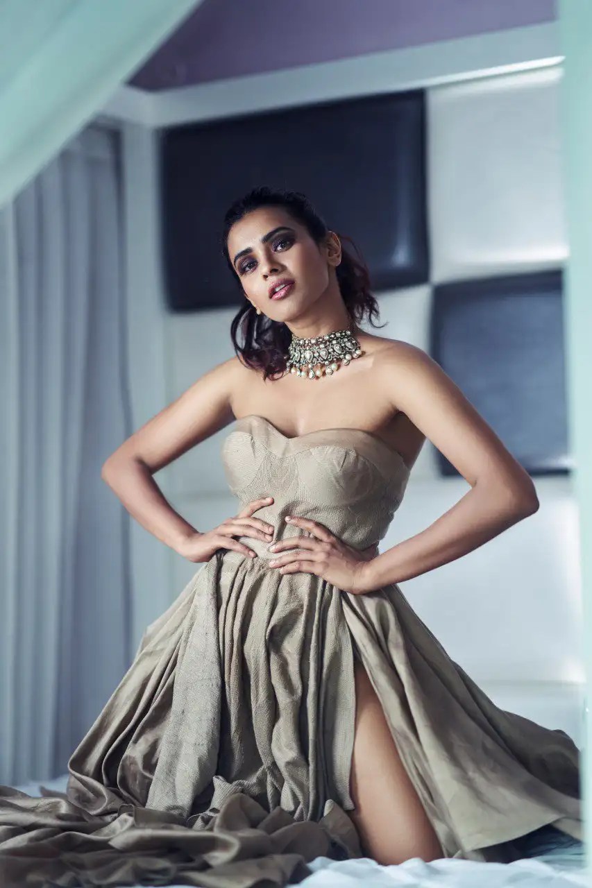 Alert! Hebah Patel flaunts her incredible figure to perfection