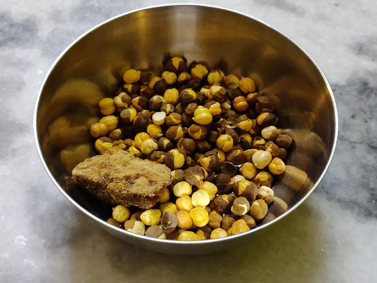 Roasted gram with Jaggery The most underrated superfood combo