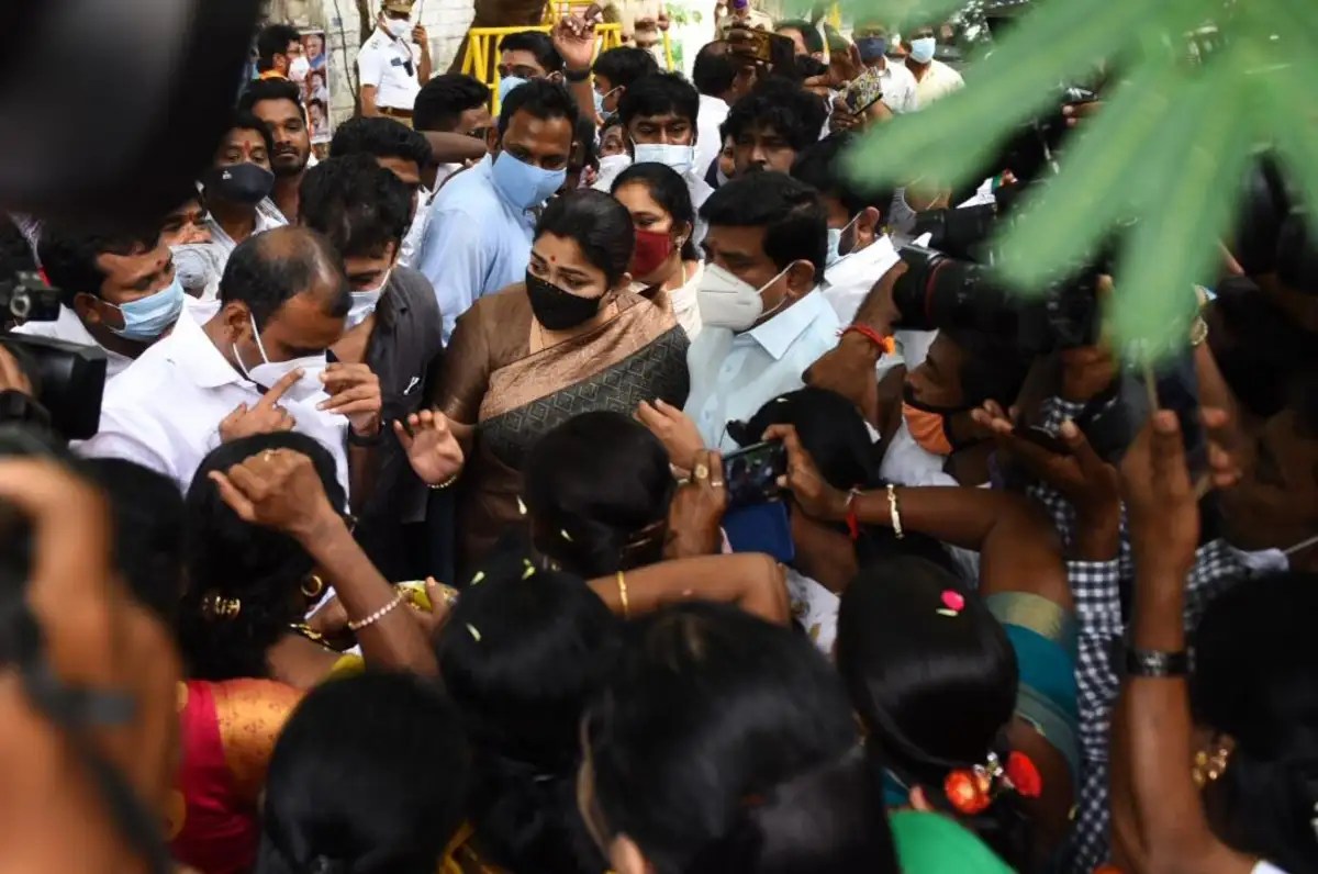 BJP workers Khushbu Sundar at Chennai office