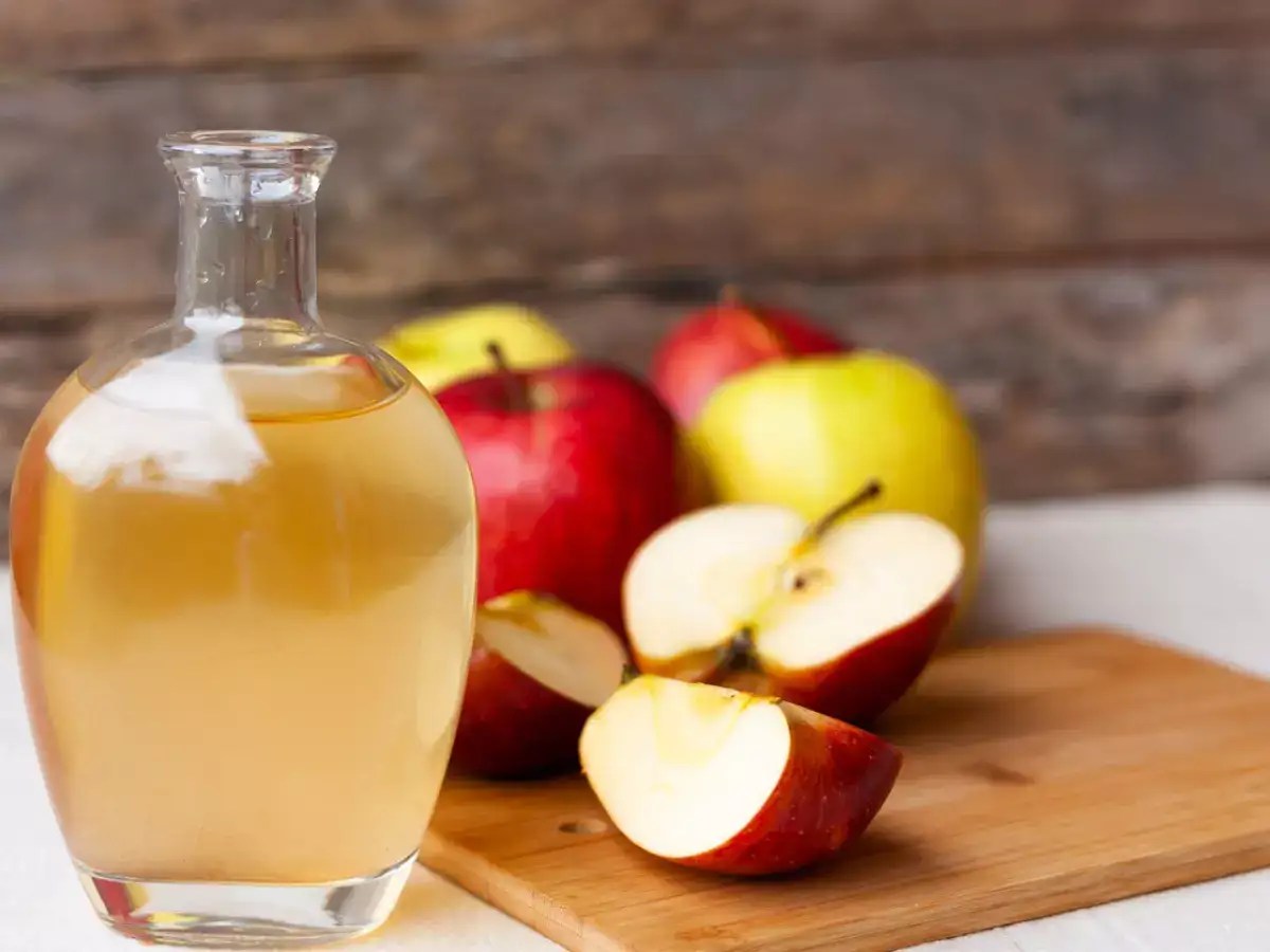The trend of rinsing hair with apple cider vinegar