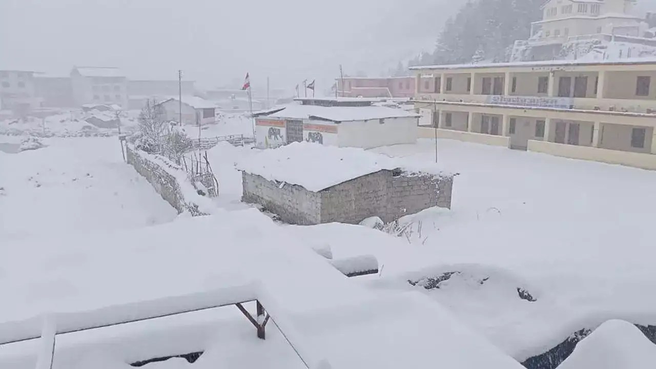 In pics Chamoli wrapped in thick blanket of snow