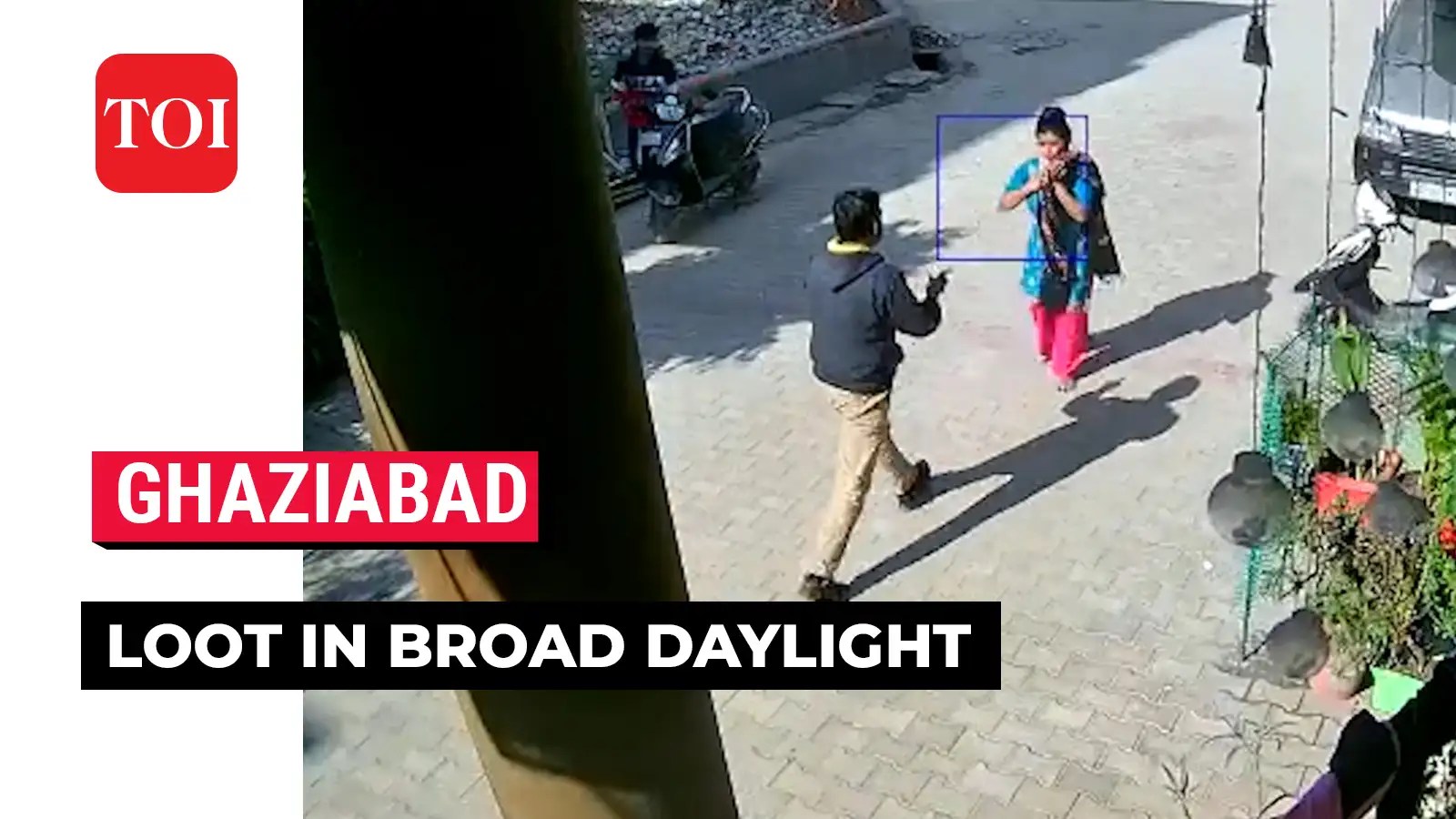 On cam Man robs jewellery from a woman at gunpoint in Ghaziabad