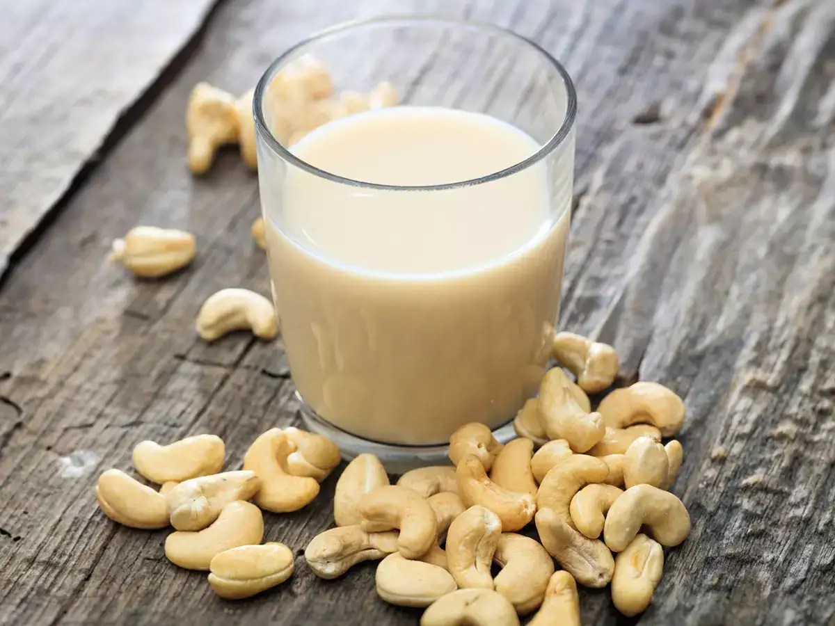 4 benefits of consuming cashews soaked in milk