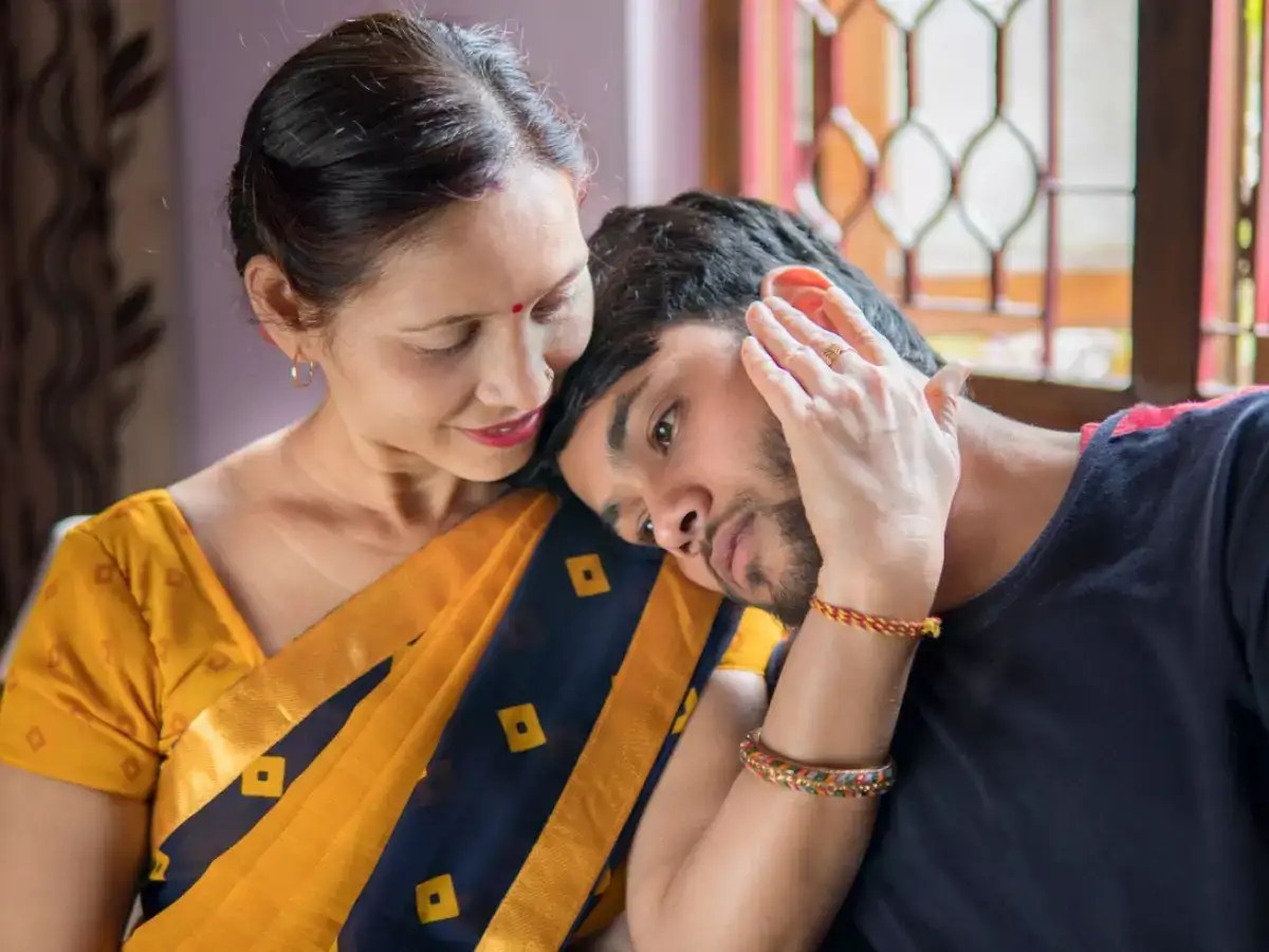 Signs of 'mama's boy syndrome' in your man