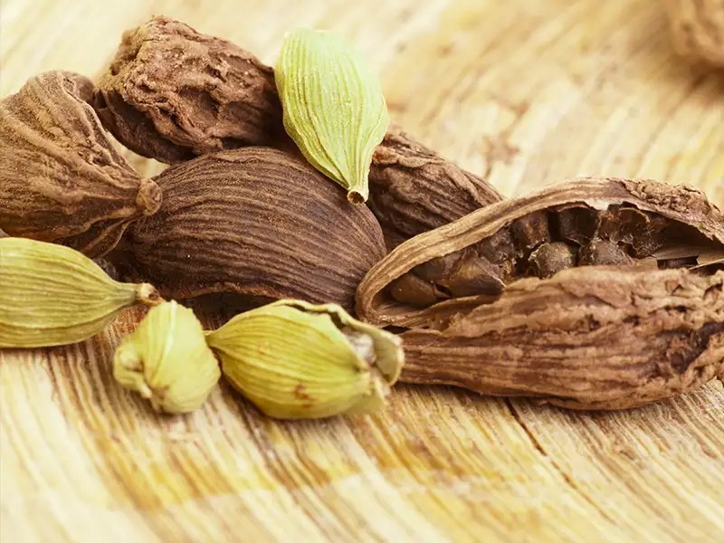 Difference between green and black cardamom