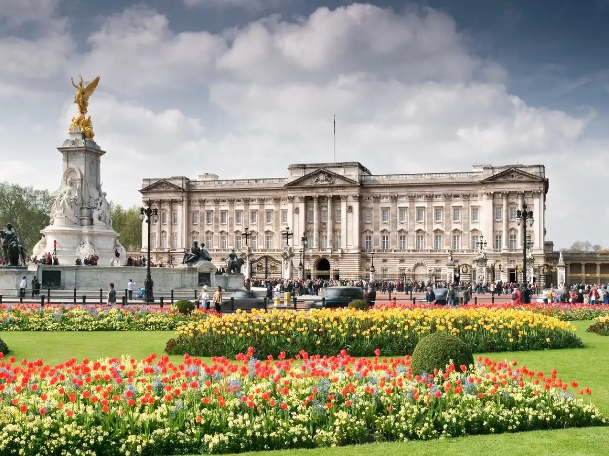 You can now visit Queen’s Buckingham Palace gardens unattended, London