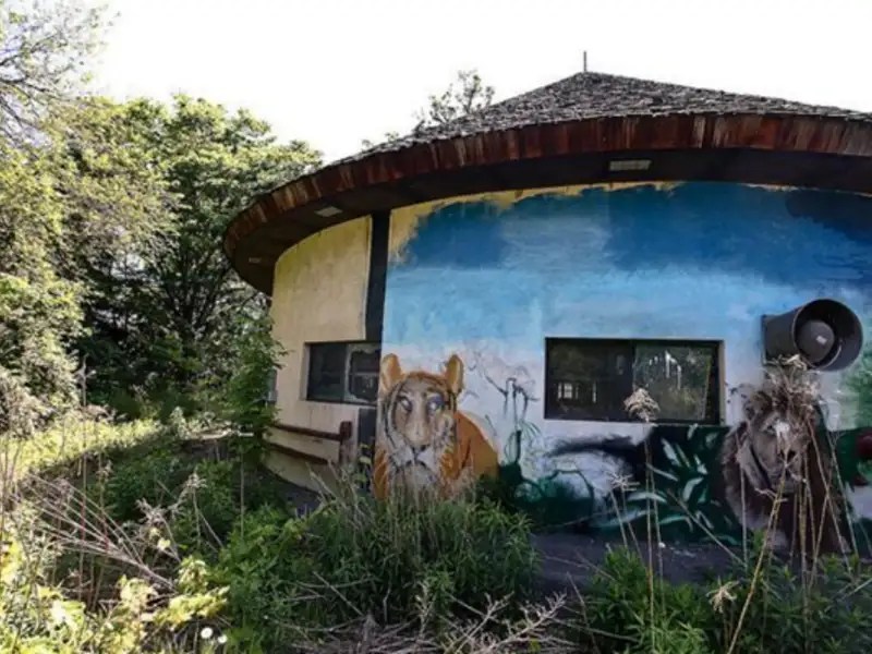 Detroit’s Abandoned Zoo Get the Detail of Detroit’s Abandoned Zoo on
