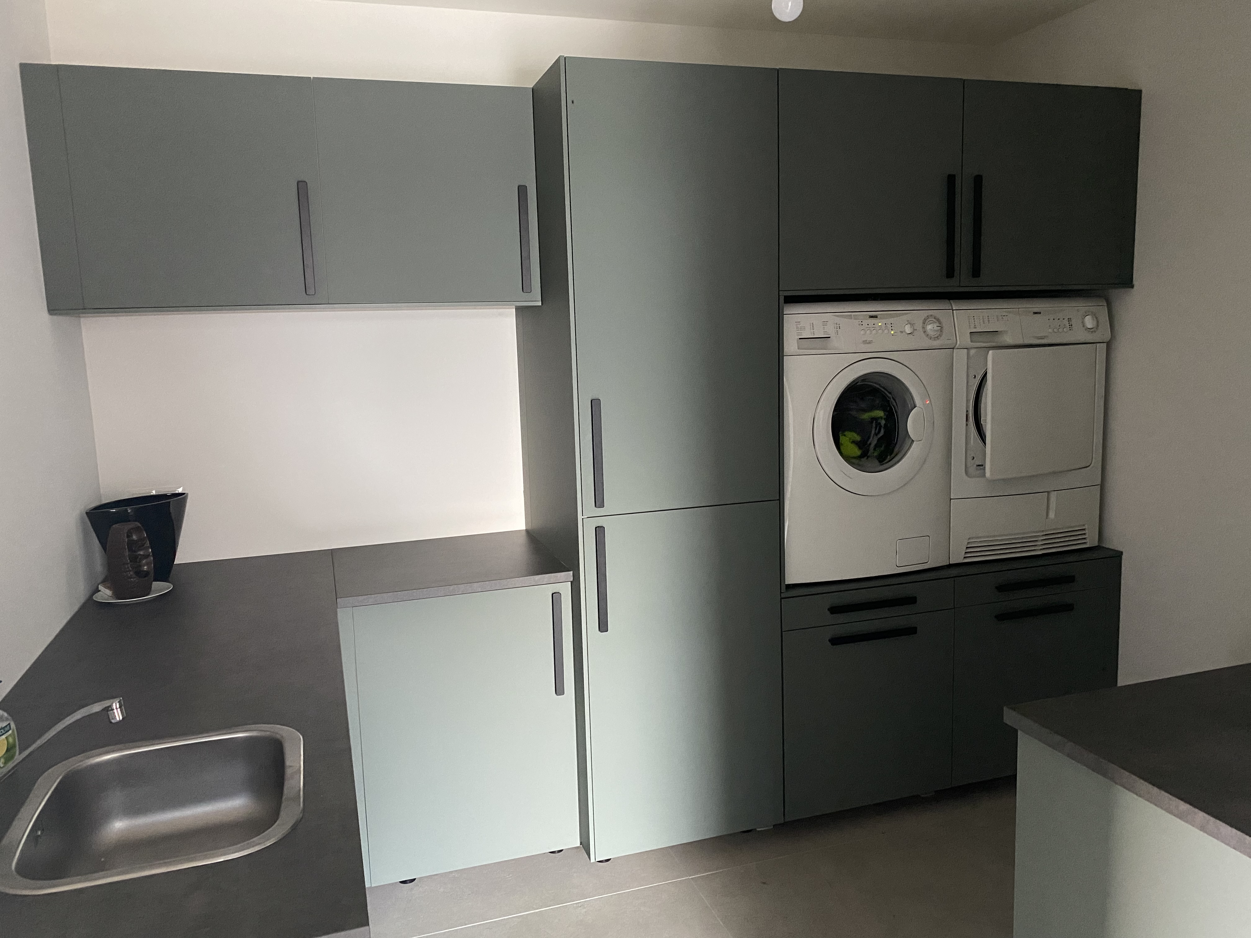 Verhoging In De Bijkeuken Voor De Wasmachine En Droger Van Multiplex Berken - Opmaatzagen.nl
