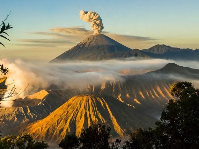 12 Active Volcanoes in Asia to Climb for a MindBlowing Experience
