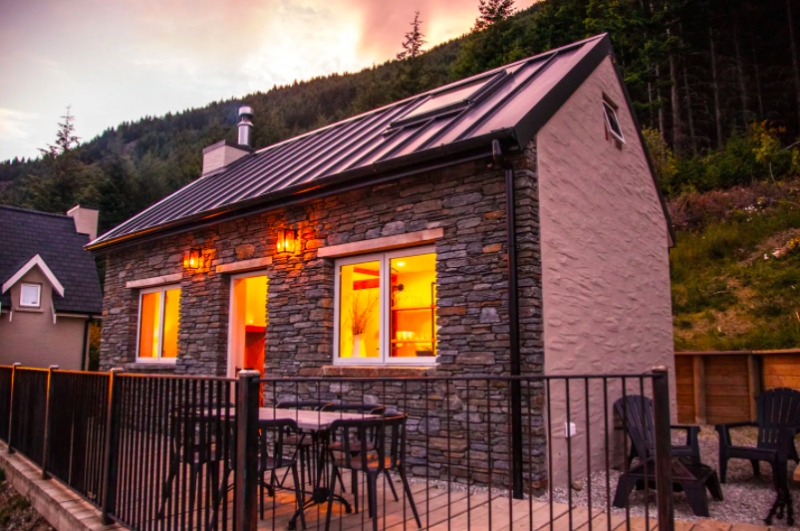 13 Breathtaking Airbnbs in Queenstown with Mountain and Lakeside Views