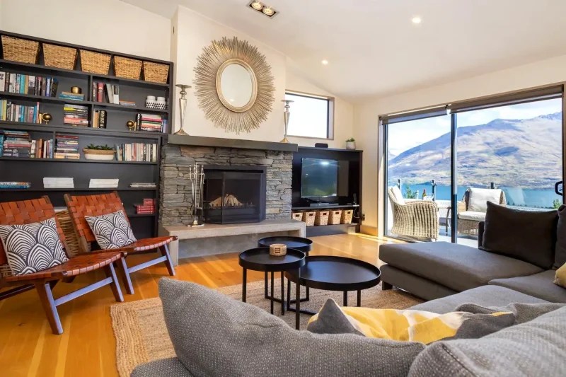 13 Breathtaking Airbnbs in Queenstown with Mountain and Lakeside Views