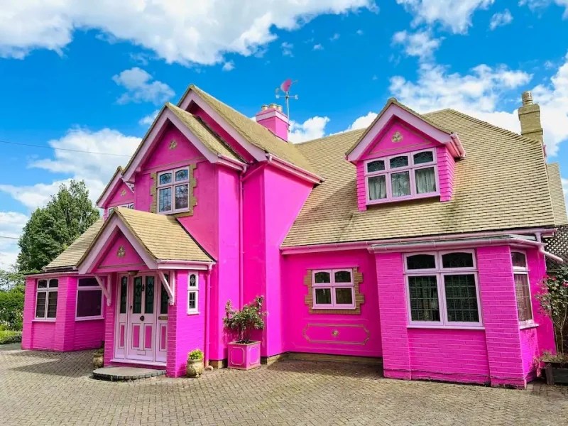 14 Prettiest Barbie Airbnb Homes Around the World
