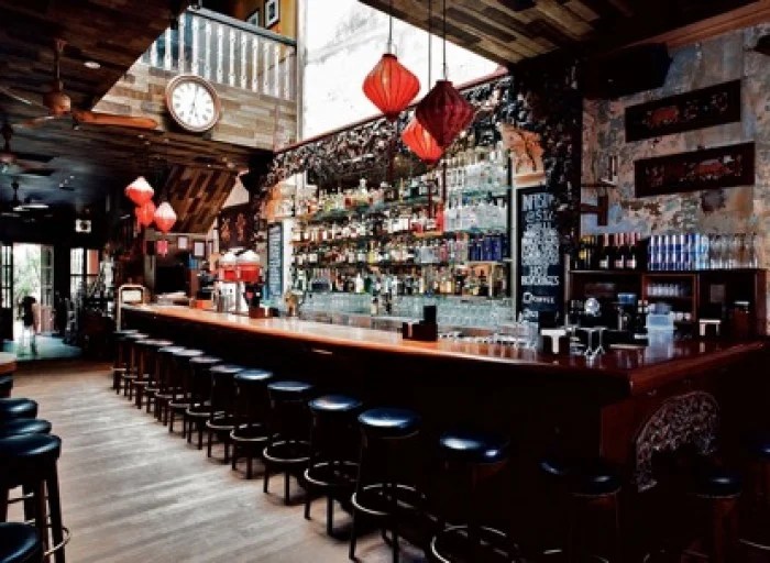 10 Singapore Bars where you can Drink without going Broke