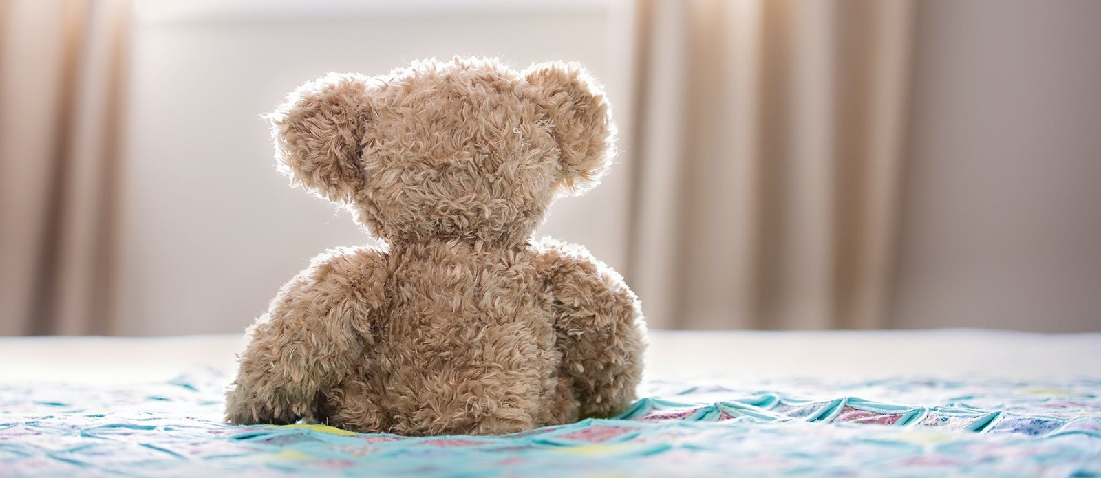 Which bear's friends include Piglet, Eeyore, and Rabbit?