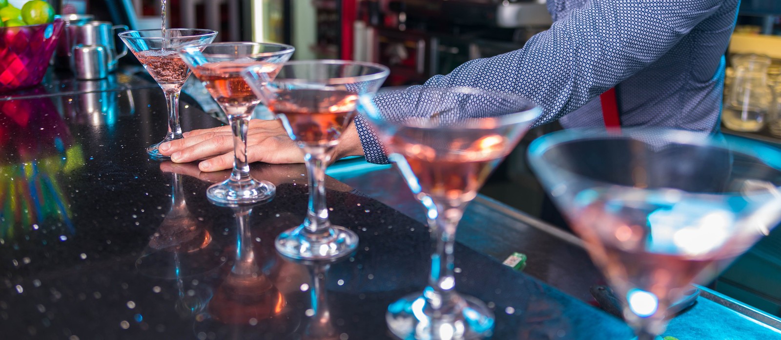 What is the traditional garnish for a Martini cocktail?