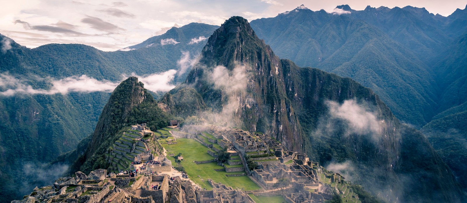 With what people are Machu Picchu and Cusco associated?
