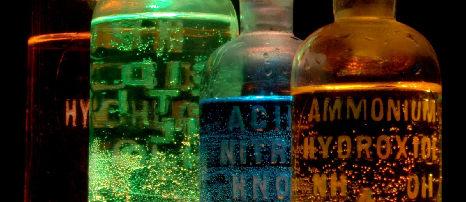 Which element takes its name from the Latin word aurum?