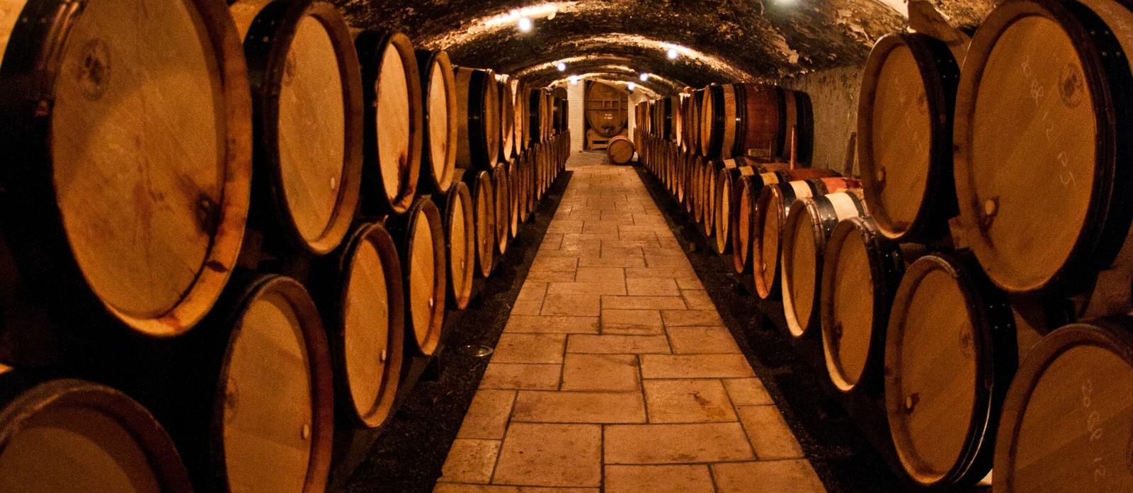 Which U.S. bridge used to have hidden wine cellars?