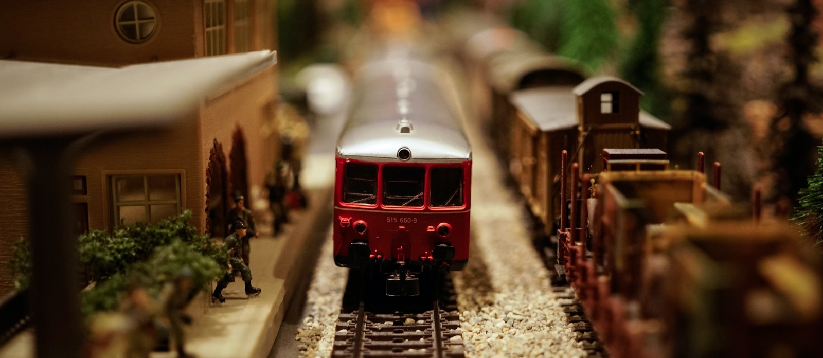 In which country is the world's largest model train set located?