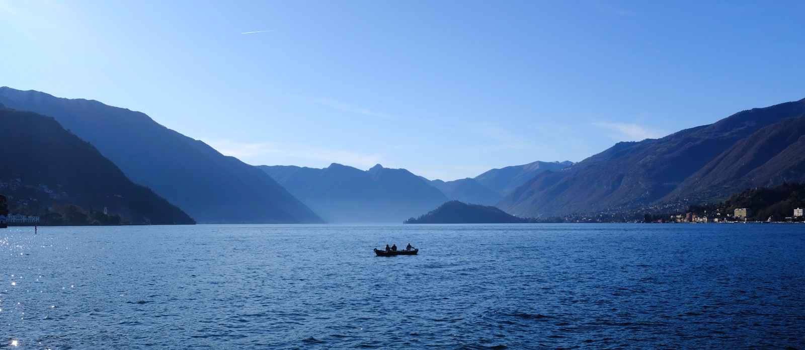 What letter shape does Italian Lake Como have?