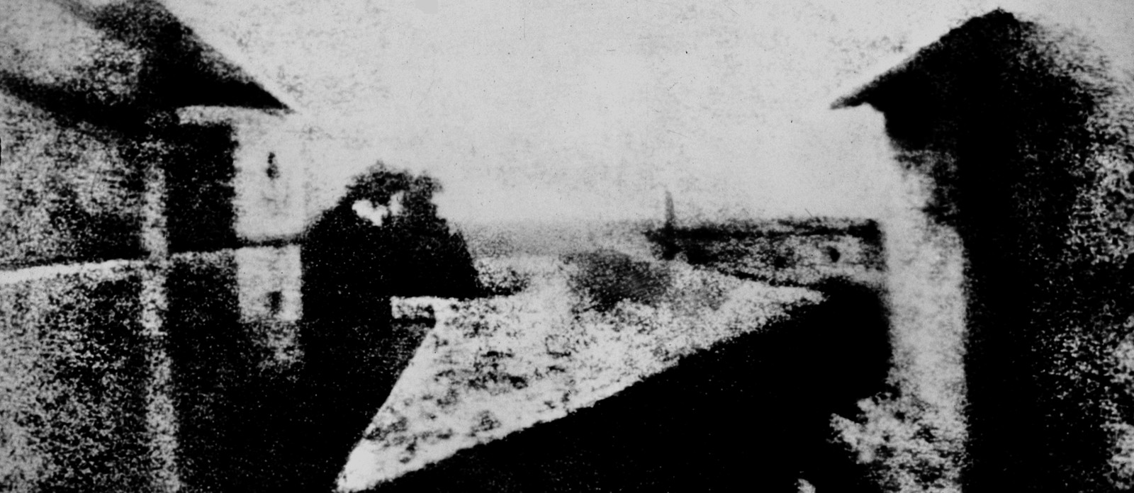 Around when was the world's oldest known photograph taken?