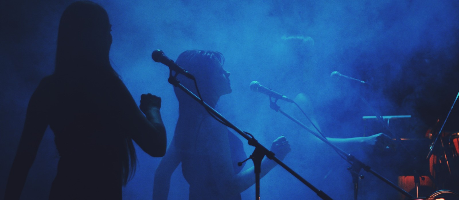 Which singers lure sailors to crash with their songs?