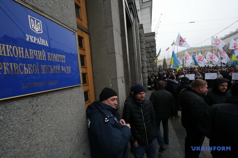 Харьковскую мэрию пикетируют несколько сотен предпринимателей из
