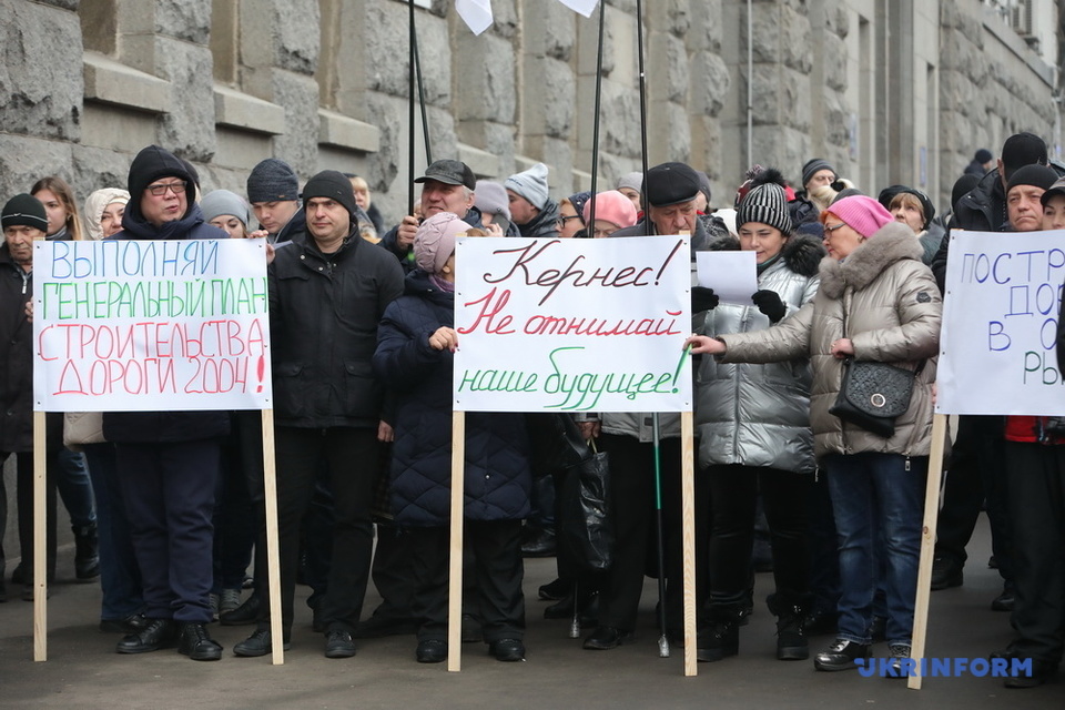 Харьковскую мэрию пикетируют несколько сотен предпринимателей из