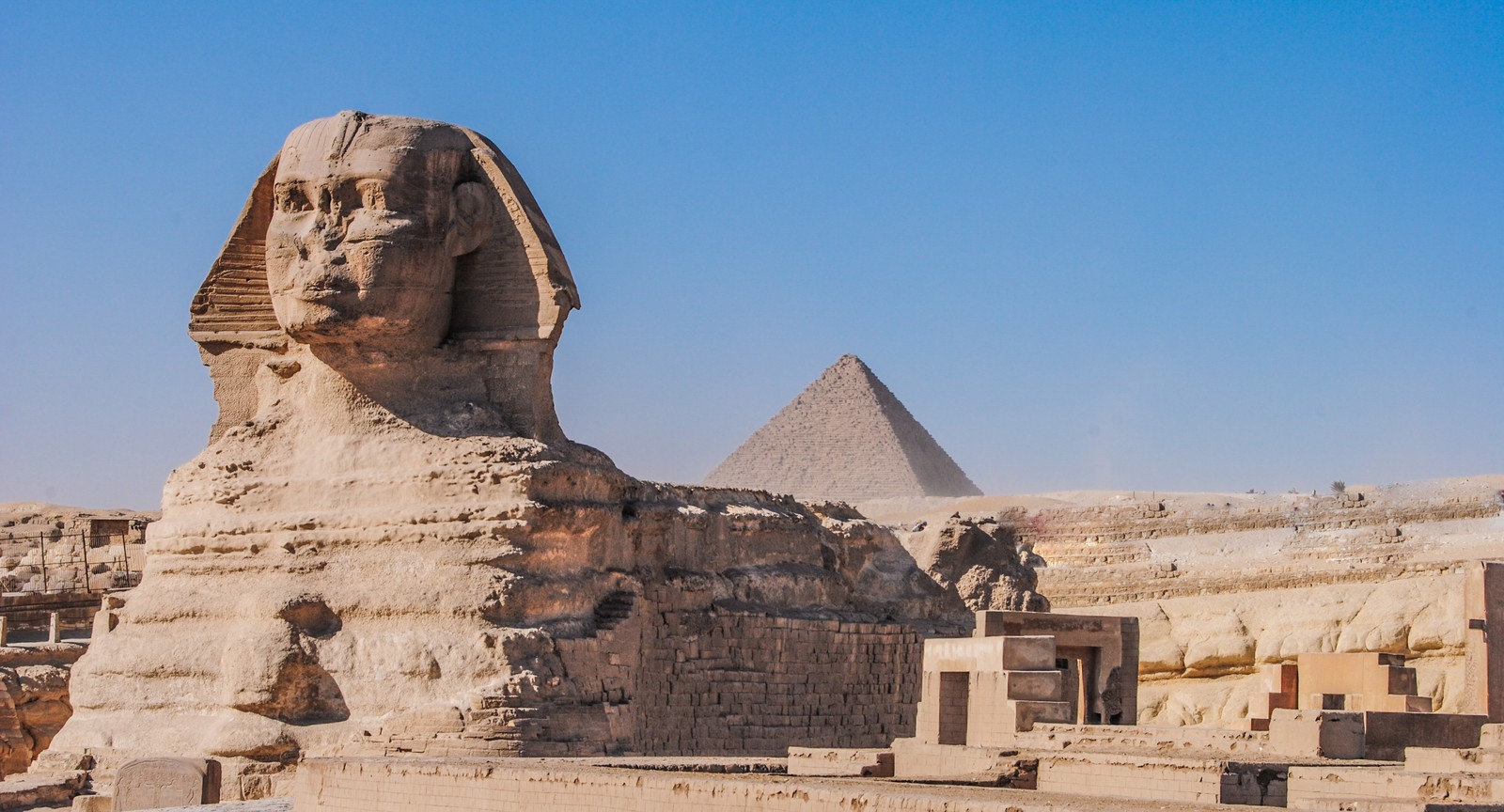 The world's largest sphinx statue is in which Egyptian city?