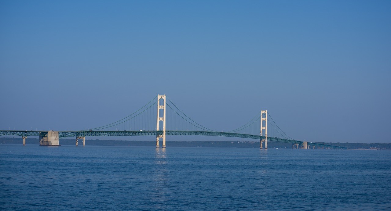 What connects Lake Michigan with Lake Huron?