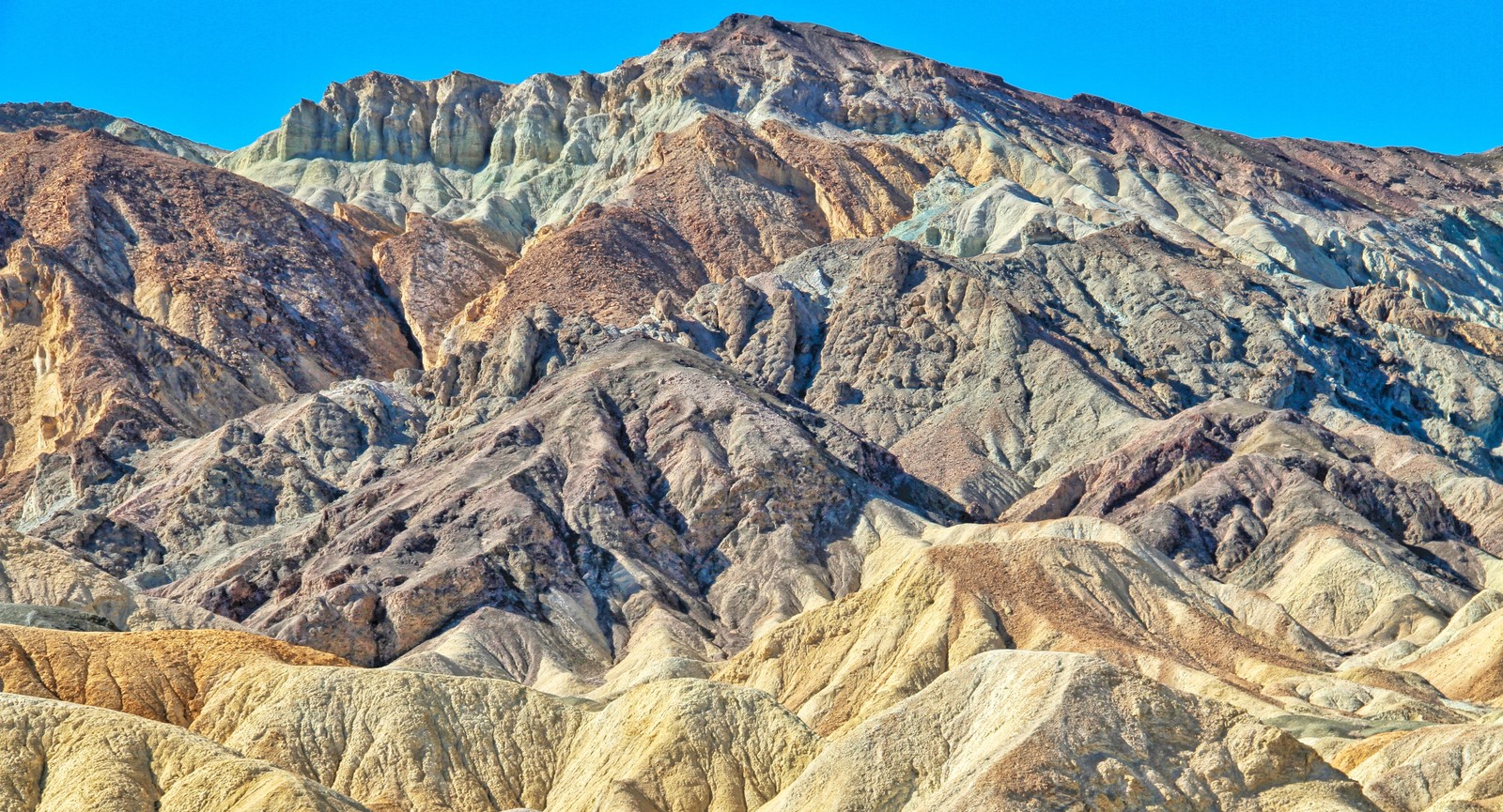 Death Valley is in which desert?