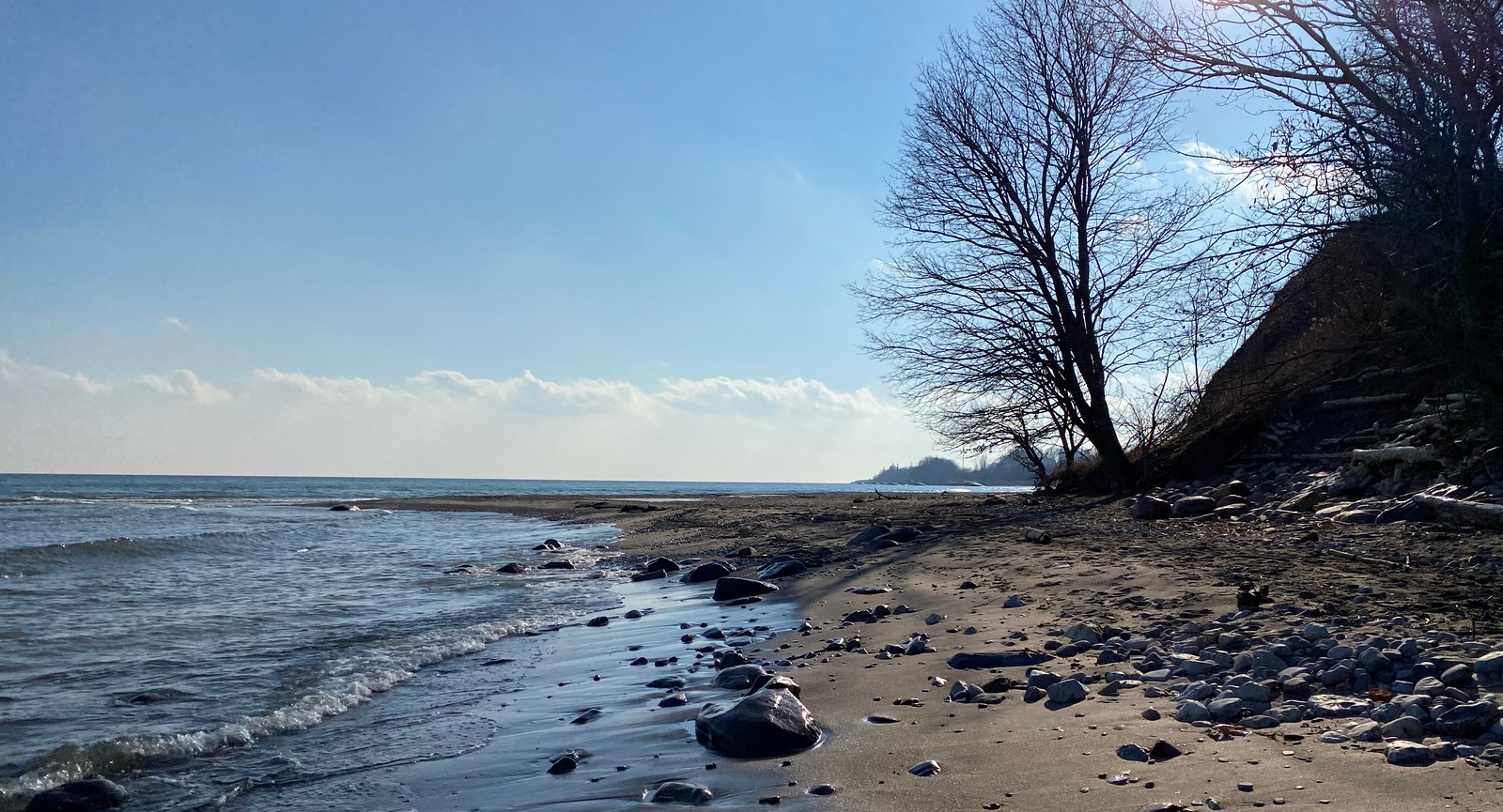 What is the smallest of the great lakes in surface area?