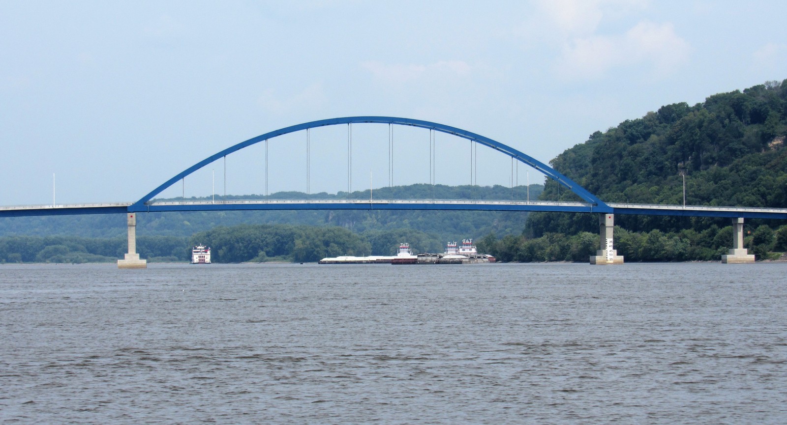 In which direction does the Mississippi River generally flow?