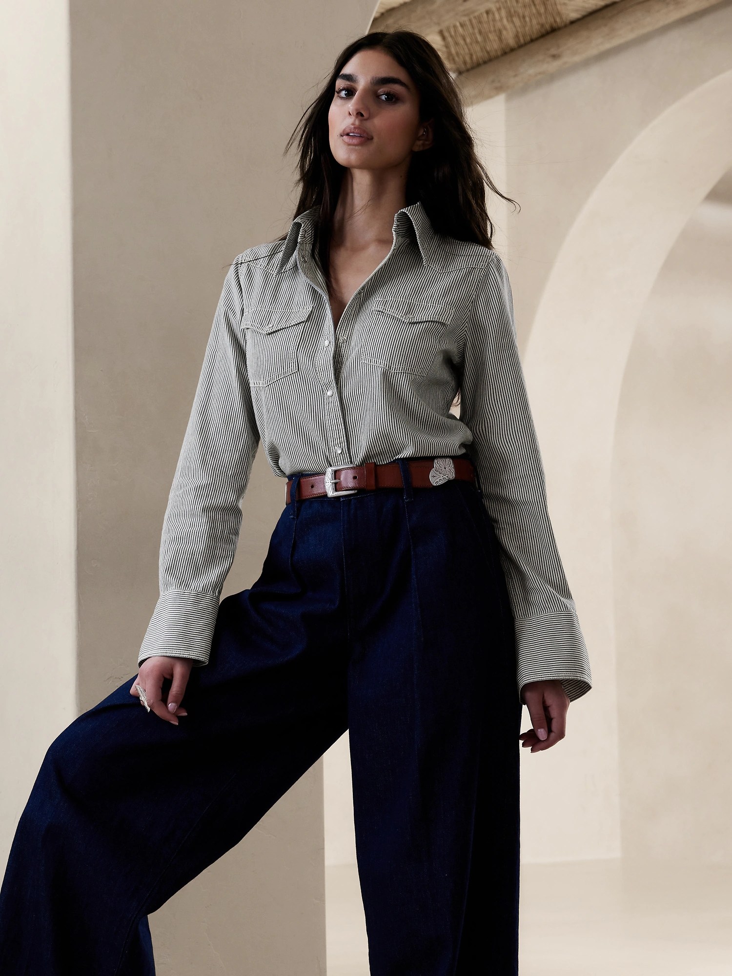 7 Tops to Wear With Dark Blue Jeans