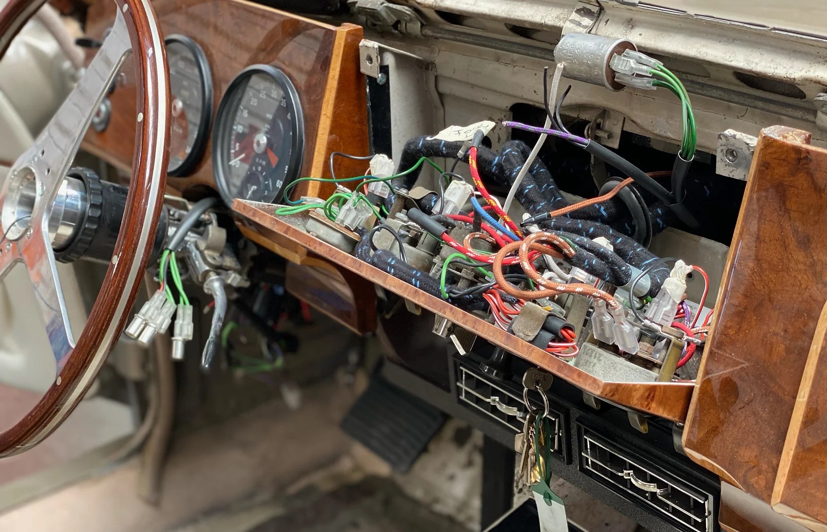 Fahrzeugelektrik für Jaguar, Austin Healey, MG Extra Mobile zwischen
