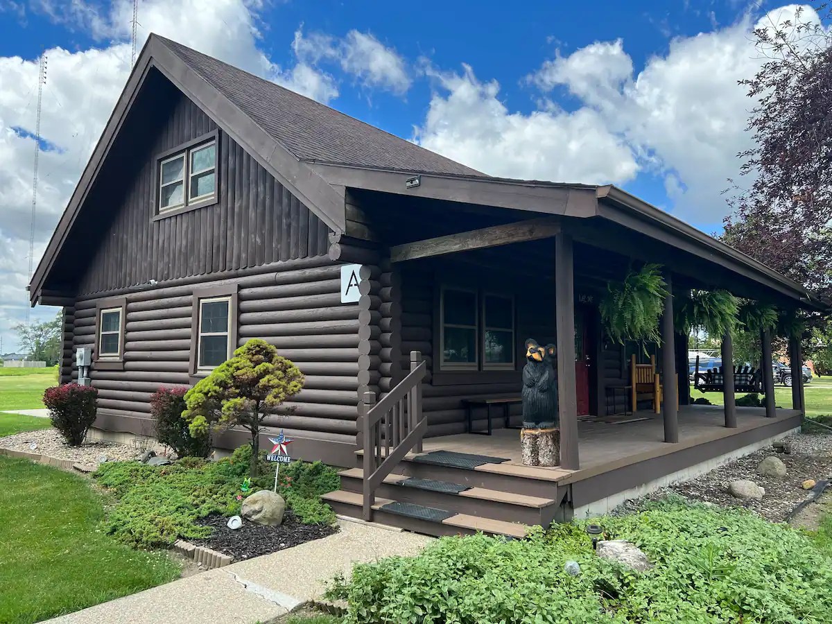 Main Cabin Cozy Perrysburg Cabins