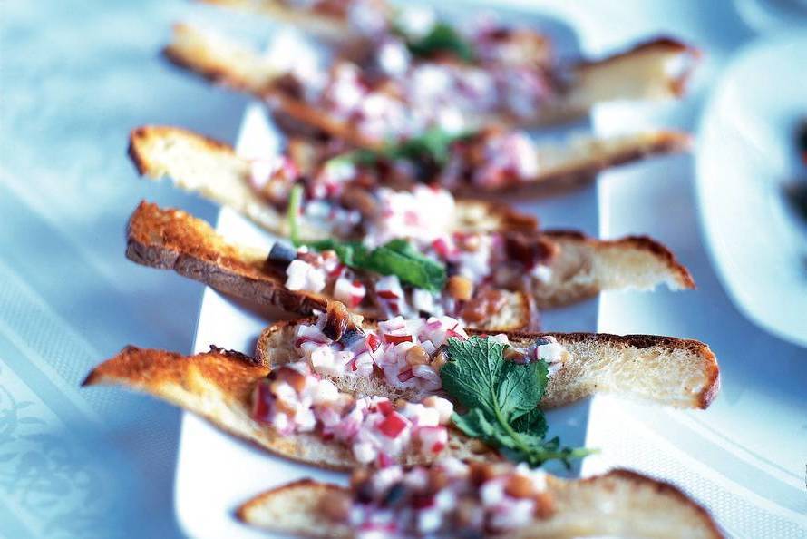 Ringa balığı ve turp salatası ile tost Yemeke