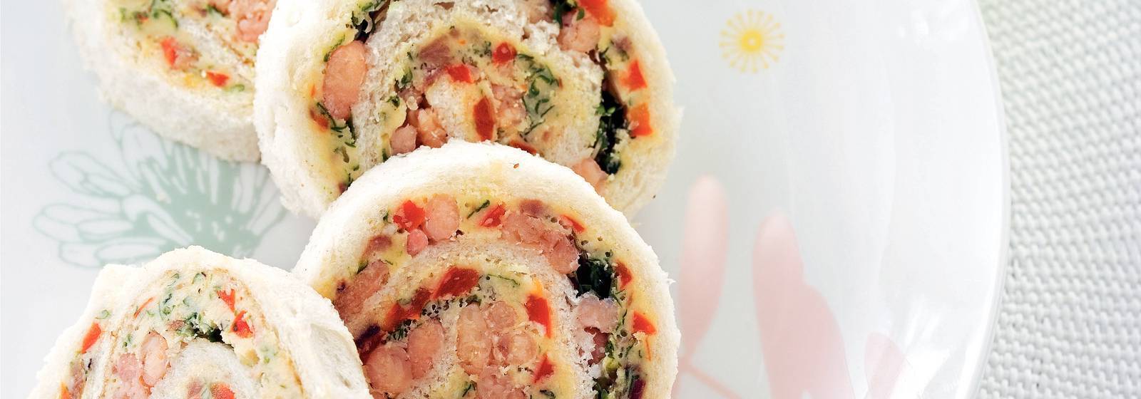 Hamsi ezmesi ve Hollandalı karides ile ekmek ruloları Yemeke