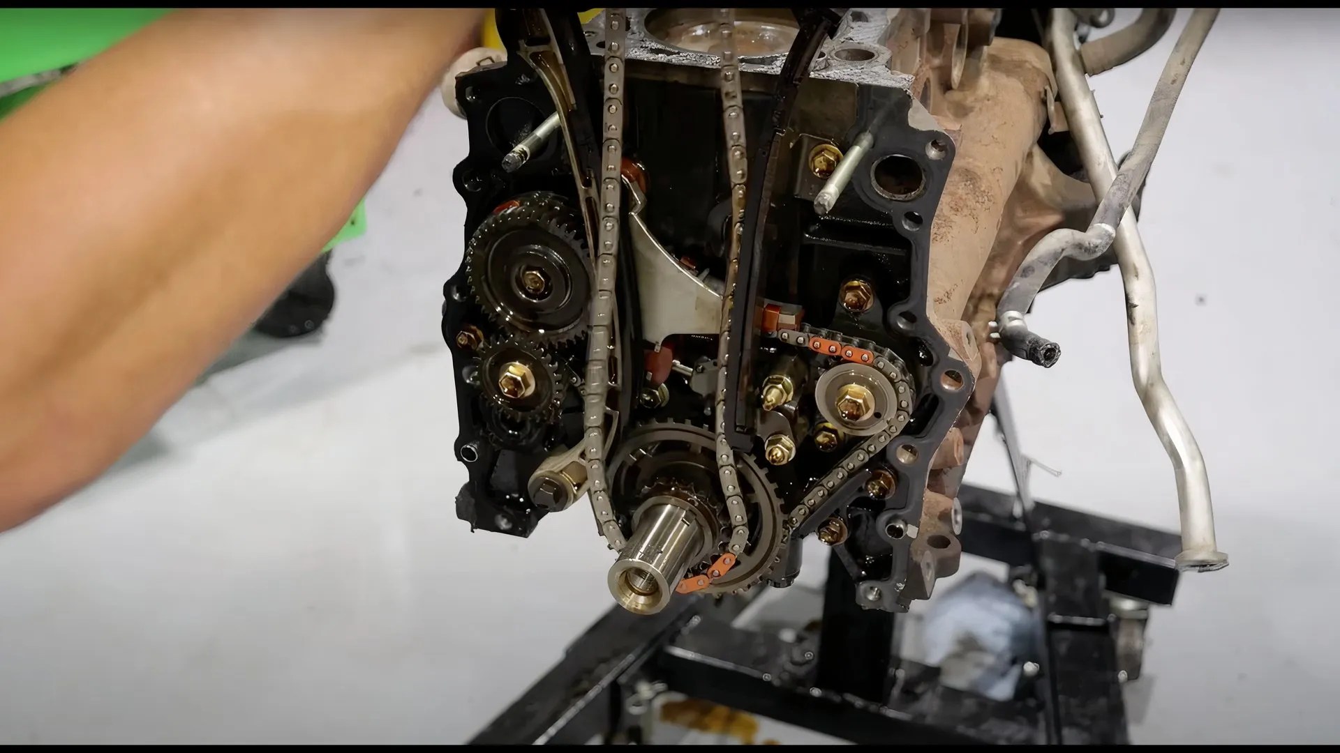 High-Mileage Toyota Tundra V8 Engine Teardown Reveals One Small