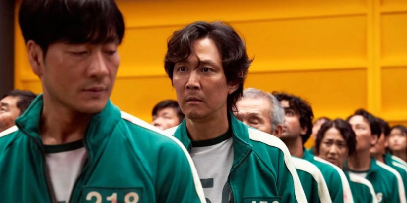 Gi-hun Standing Behind Sang-Woo Looking Shocked