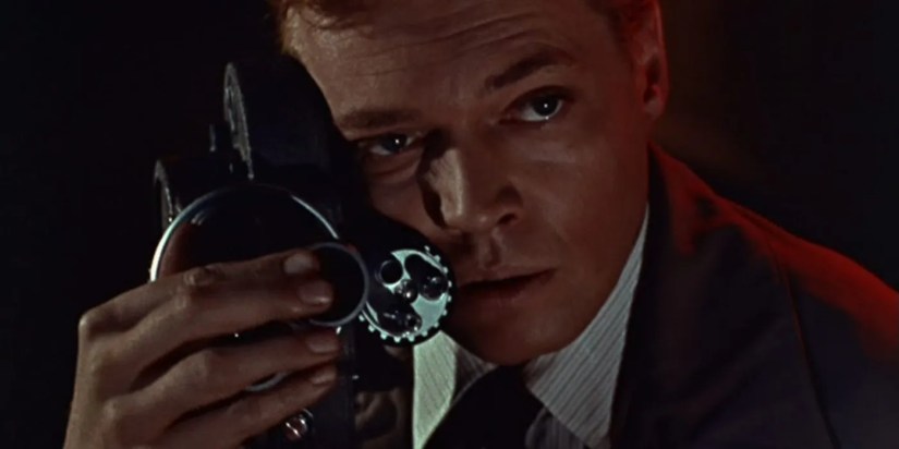 Carl Boehm as Mark Lewis holding a device in ‘Peeping Tom’