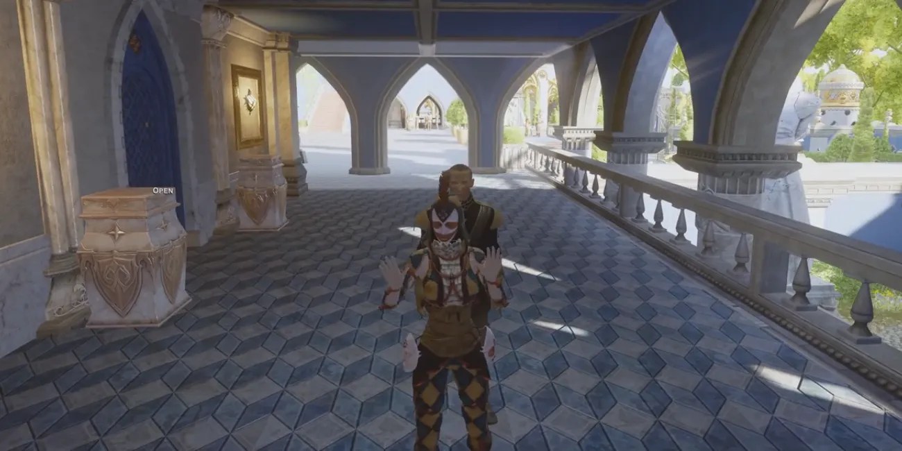 The Inquisitor sneaks up on a harlequin in Dragon Age: Inquisition