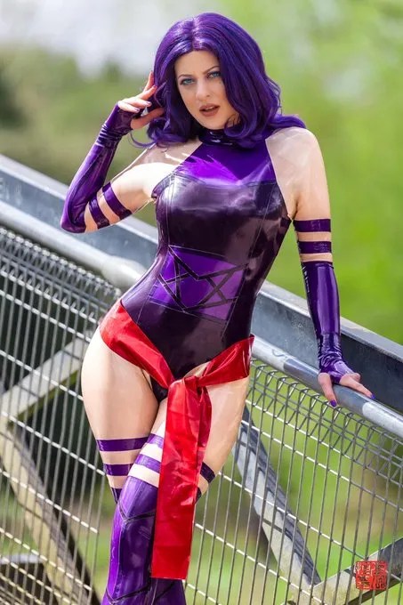 Psylocke Cosplayer 1