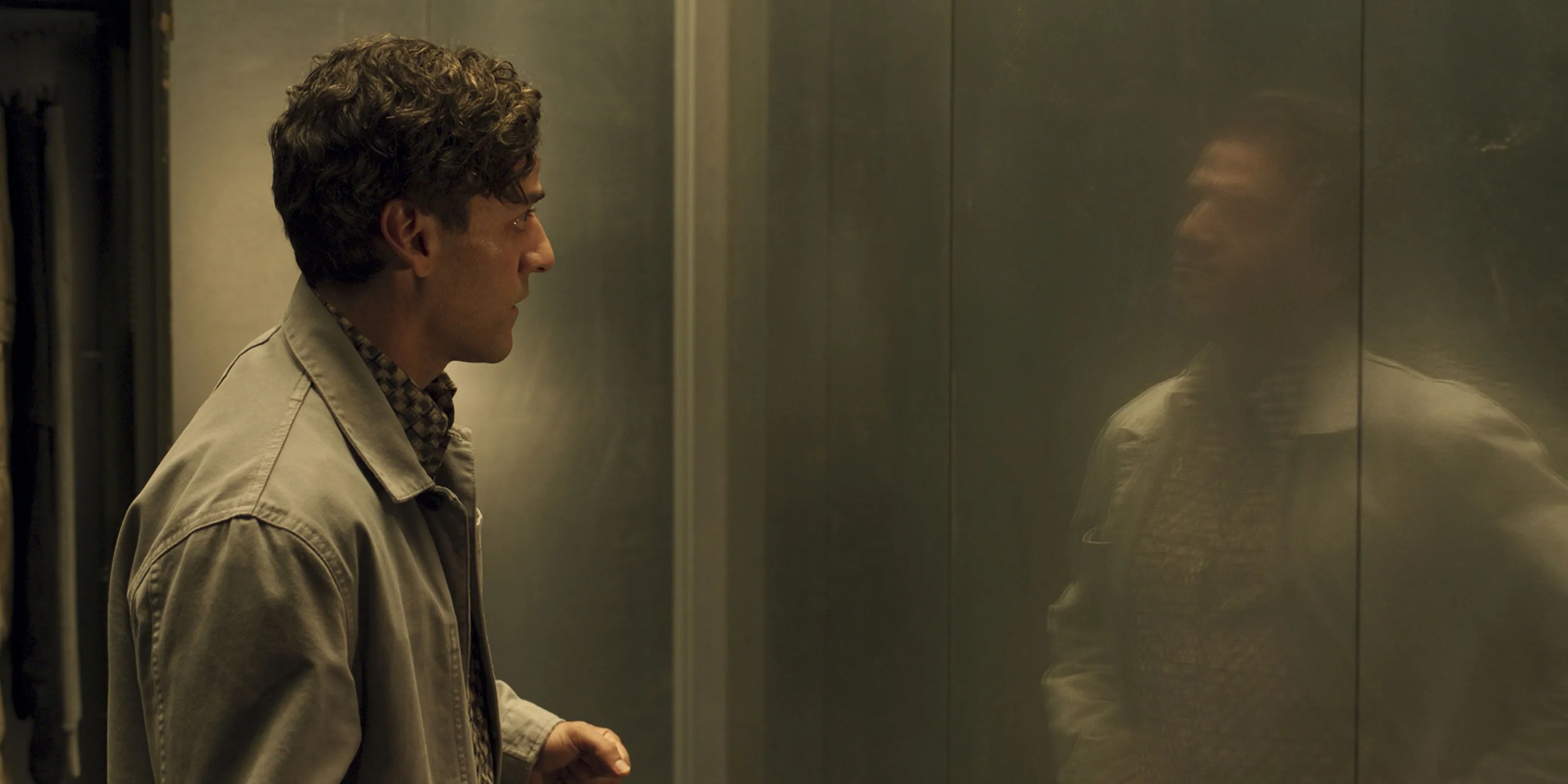 Steven talks to his reflection in Moon Knight
