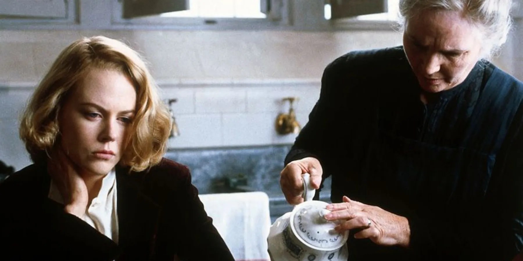 Grace (Nicole Kidman) and Bertha (Fionnula Flanagan) in The Others