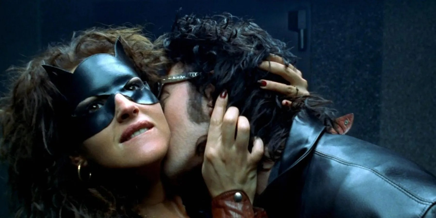 Vincent Cassel kissing Monica Belluci in Dobermann