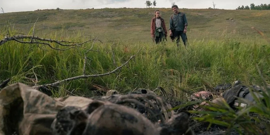 ellie-bella-ramsey-joel-pedro-pascal-the-last-of-us-field