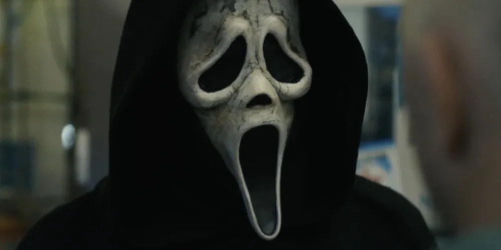 Ghostface on the prowl, in original billy loomis cracked mask