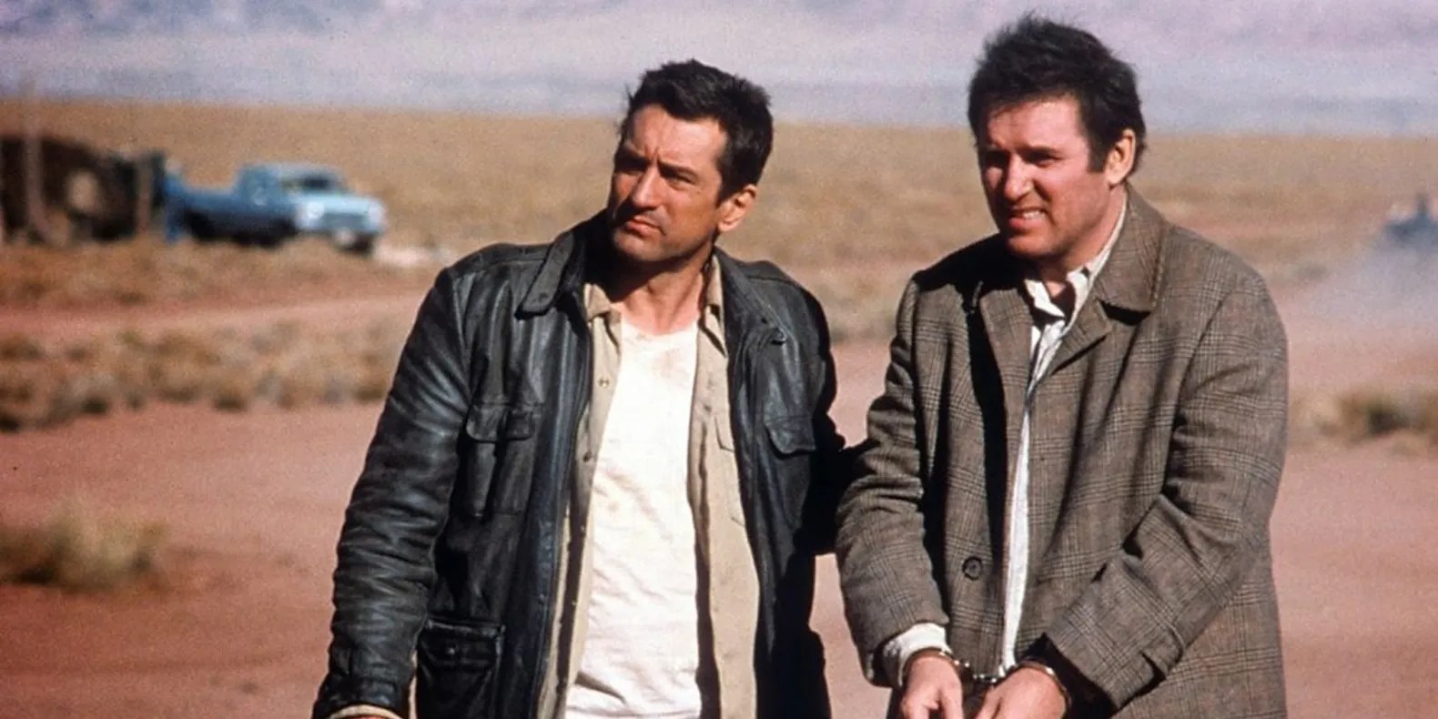 Robert De Niro and Charles Grodin in the desert in Midnight Run